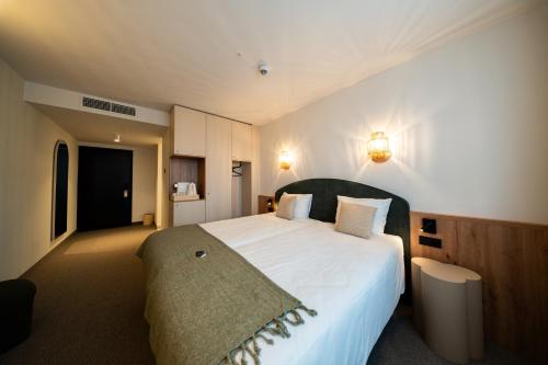 เตียงในห้องที่ Factory Hotel