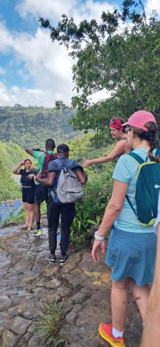 un groupe de personnes marchant sur un sentier rocheux dans l'établissement Js Tours, à Flic-en-Flac