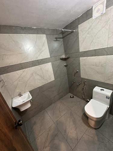 a bathroom with a toilet and a sink at Azriel marari in Mararikulam
