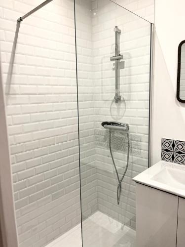 a bathroom with a shower and a sink at Agreable studio proche du circuit du Mans in Arnage