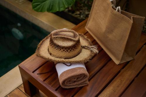 a straw hat and a paper bag on a table at Hotel Compartir in Brisas de Zicatela