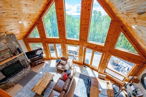 an overhead view of a living room in a cabin at The Cozy Perch by Railey Vacations in Oakland