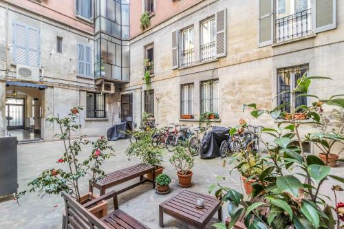 Elegant City Center Flat 5 Guests - M1 Metro - Fast Wi-Fi - AC & Balcony