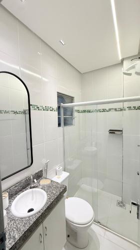a bathroom with a toilet and a sink and a shower at Luxuoso Apartamento 2 quartos no Centro in Imperatriz