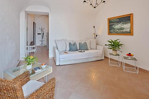 a living room with a white couch and a table at Parasio - Mareri apartments in Imperia