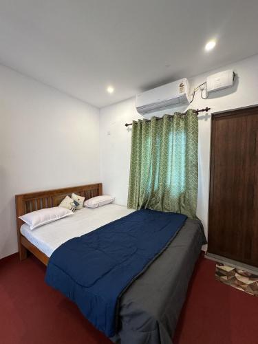 a bedroom with a large bed and a window at Azriel marari in Mararikulam