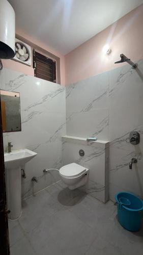 a bathroom with a toilet and a sink at Amrit Guest House in Vrindāvan