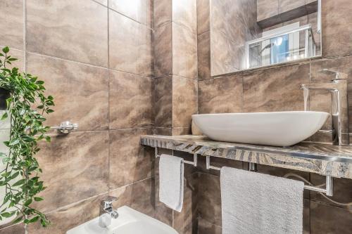 Elegant City Center Flat 5 Guests - M1 Metro - Fast Wi-Fi - AC & Balcony