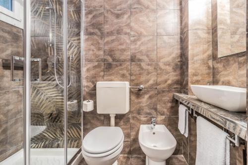 Elegant City Center Flat 5 Guests - M1 Metro - Fast Wi-Fi - AC & Balcony