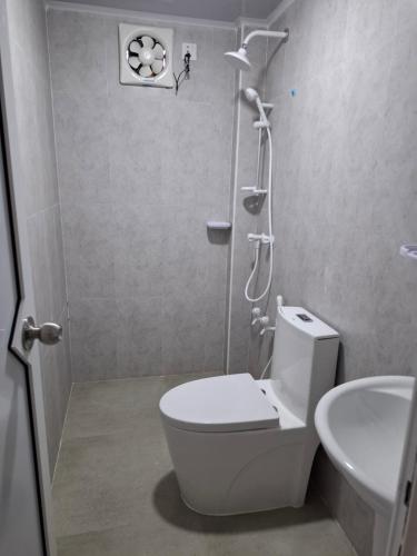 un piccolo bagno con un water e un lavandino di Deam Stay a Kulhudhuffushi