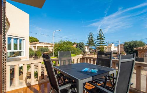 a black table and chairs on a balcony at Es Ganxo House in Porto Cristo