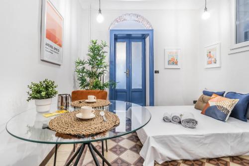 Elegant City Center Flat 5 Guests - M1 Metro - Fast Wi-Fi - AC & Balcony