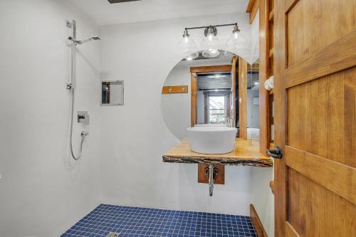 a bathroom with a sink and a mirror at auxportesdesMilleIles in Laval