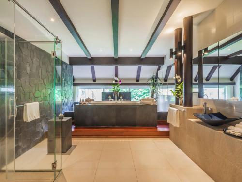 een badkamer met een bad en een wastafel bij Katamanda - Villa Amanzi by Elite Havens in Kata Beach