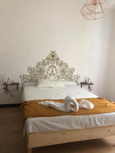 a bed with two white swans laying on it at Agriturismo Cà da Nonna Rosa in Neirone