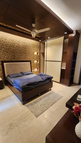 a bedroom with a bed and a ceiling at Nivasa Villa - 5 BHK Triplex House Near Cyberhub in Gurgaon