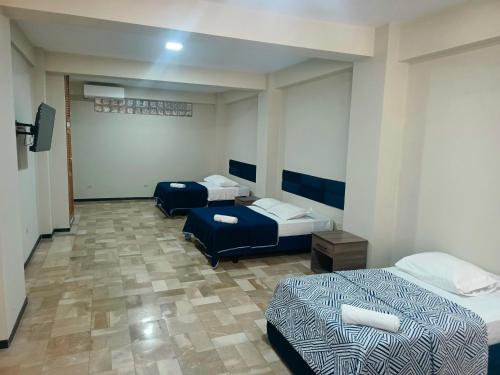 Vuode tai vuoteita majoituspaikassa OCEANIk SUITES & HOTEL