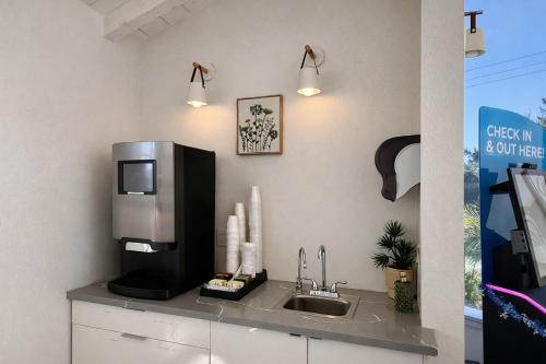 a kitchen counter with a sink and a microwave at Stargazer Hotel in Monterey