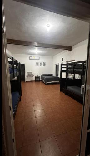 une chambre avec trois lits superposés et un couloir dans l'établissement Milamar, à Iztapa