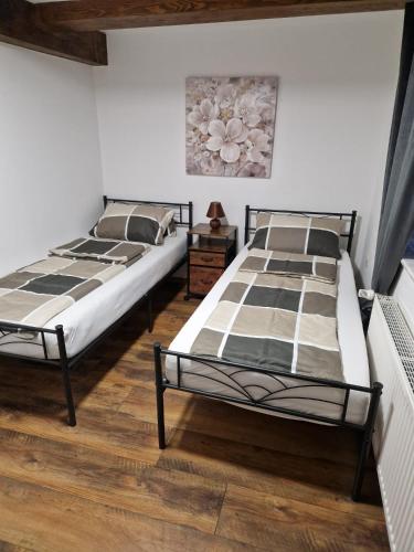 two beds sitting next to each other in a bedroom at Alex Meißner App 2 in Großalmerode