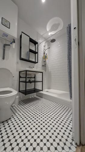a bathroom with a shower and a toilet and a sink at Le refuge bellifontain in Fontainebleau