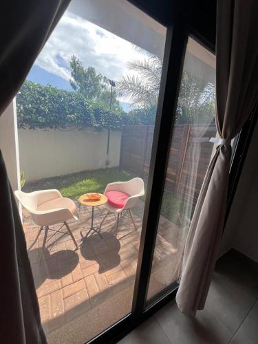 widok na patio z dwoma krzesłami i stołem w obiekcie Paradise View 2 w mieście Serekunda