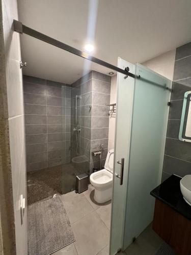 łazienka z toaletą i umywalką w obiekcie Paradise View 2 w mieście Serekunda