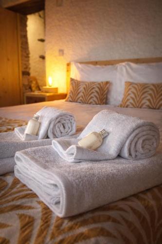 two towels on top of a bed in a room at Casas do Caminho in Lousã