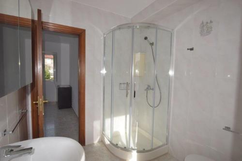 a bathroom with a shower with a glass shower stall at Casa Panches, con Vistas al Mar in Panchés
