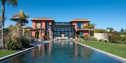 Contemporary Villa With Views Of Cap D'antibes