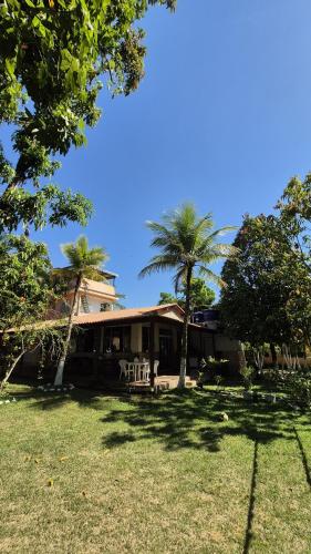 a house with two palm trees in a yard at Sítio no Rio de Janeiro, privativo, Natureza, conforto e lazer em Nova Iguaçu, RJ in Nova Iguaçu