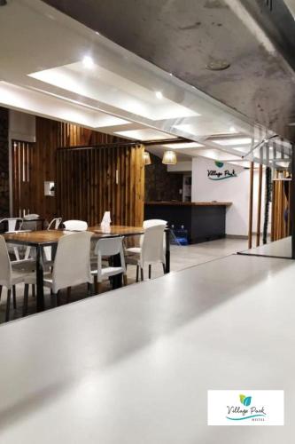 Restaurant o un lloc per menjar a VILLAGE PARK
