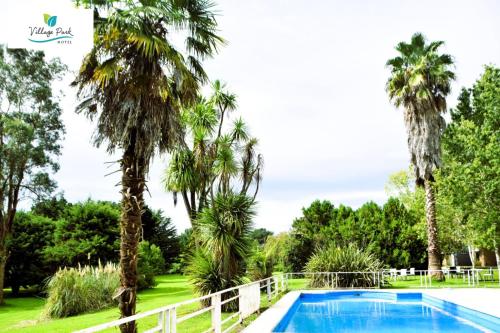 Piscina a VILLAGE PARK o a prop