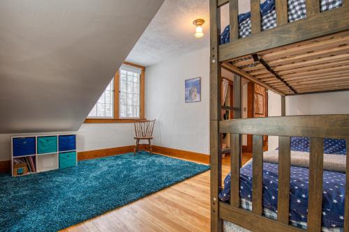a bedroom with a bunk bed and a desk in a room at The Greenfield in Bethlehem