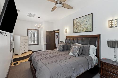 a bedroom with a bed and a ceiling fan at Awesome Downtown Condo with Pool! in Savannah