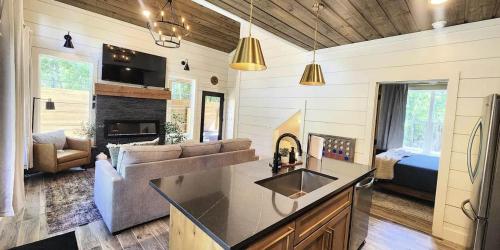 a kitchen and living room in a tiny house at The Pointe Guesthouse in Texanna