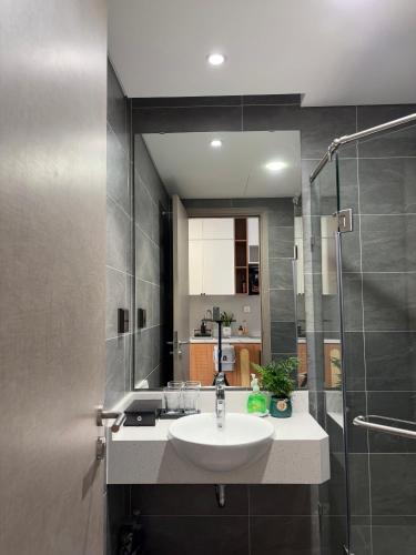 a bathroom with a sink and a shower and a mirror at Măng Homestay in Kim Quan