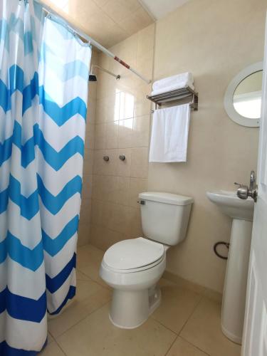 a bathroom with a toilet and a sink at Villa Platino Doble in Pachuca de Soto