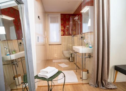 a bathroom with a toilet and a sink at Boutique Hotel Frieden in Weiden