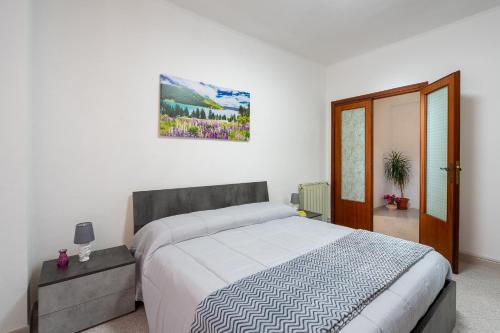 a bedroom with a bed and a painting on the wall at Station House Center in Cisterna di Latina
