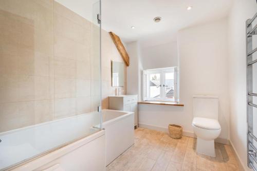 a bathroom with a tub and a toilet and a sink at 3 Bed in Croyde oc-croyco in Croyde