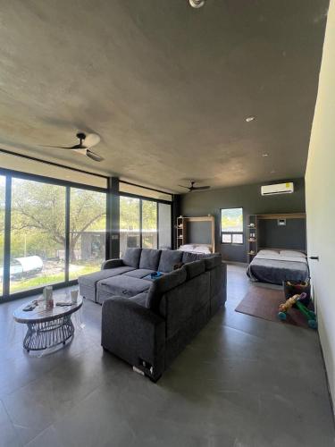a living room with a couch and a bed at Quinta La Terquedad in Montemorelos