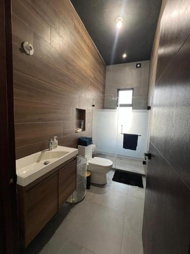 a bathroom with a sink and a toilet at Quinta La Terquedad in Montemorelos