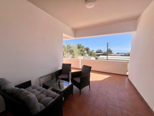 2 Bed 1st Floor Apartment Mc Kenzie -3 min walk to the beach!