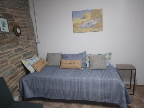 a bedroom with a bed with pillows on it at Espacio de relax in Trapiche