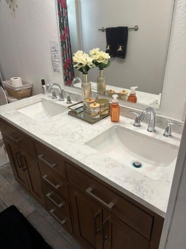 a bathroom with two sinks and a large mirror at Amazing Ranch Home in Temecula wine country in Temecula