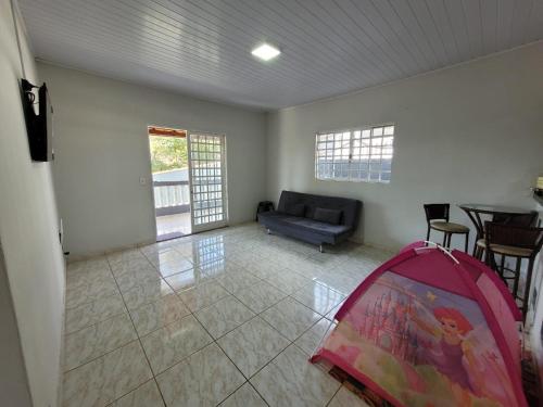 a living room with a couch and a table at Chacara Recanto Mirella in Socorro