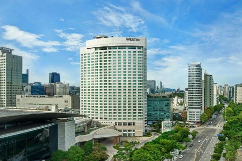 widok wysokiego białego budynku w mieście w obiekcie The Westin Seoul Parnas w Seulu