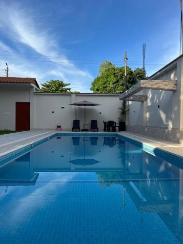 a swimming pool with blue water in a house at Valle Hermoso in San Ramón