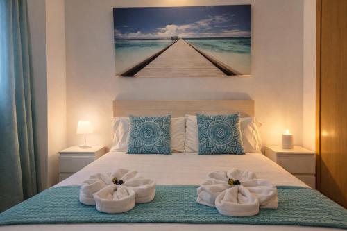 Hill apartment with terrace, parking, pool & paddle court